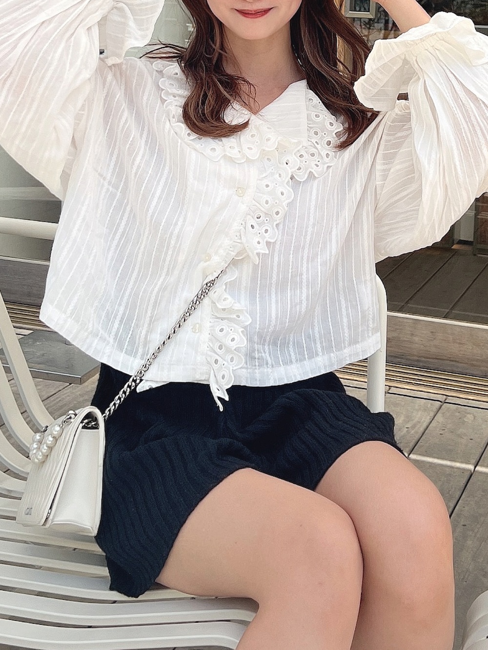 ホワイト系のシャツ/ブラウス、ブラック系のパンツを着用したレディースの春コーディネートの2枚目の写真