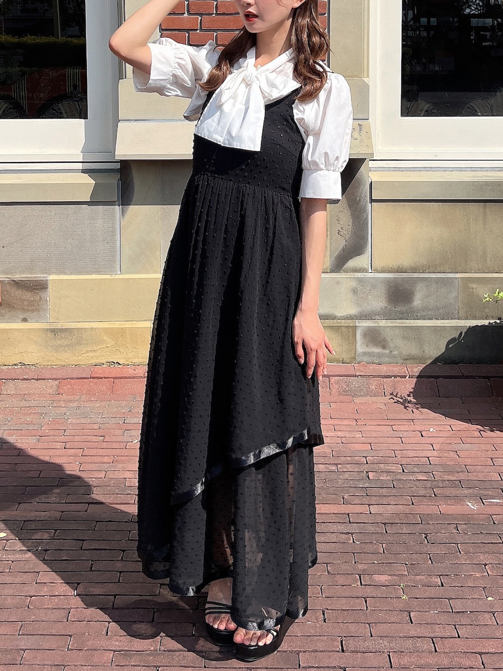 ブラック系のシャツ/ブラウス、ブラック系のワンピースを着用したレディースの夏コーディネートの4枚目の写真