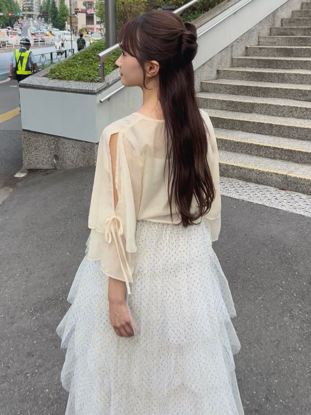 イエロー系のカーディガン/ボレロを着用したレディースの夏コーディネートの5枚目の写真