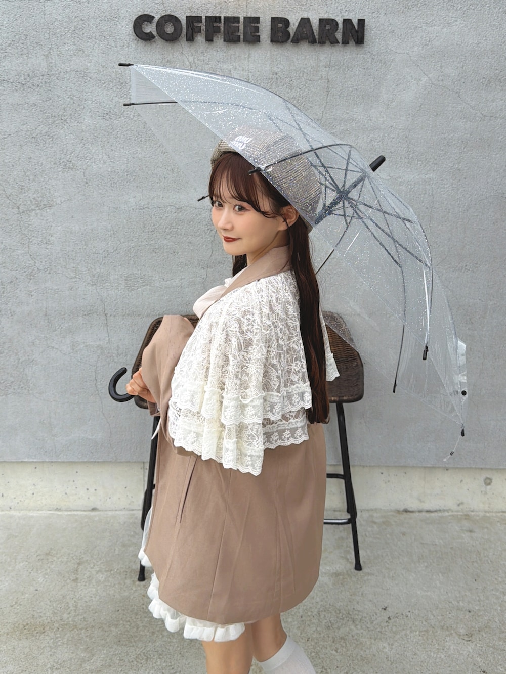 ホワイト系のスカート、ホワイト系のフォーマルスーツ/小物、ブラウン系のハンチング/ベレー帽を着用したレディースの秋コーディネートの4枚目の写真