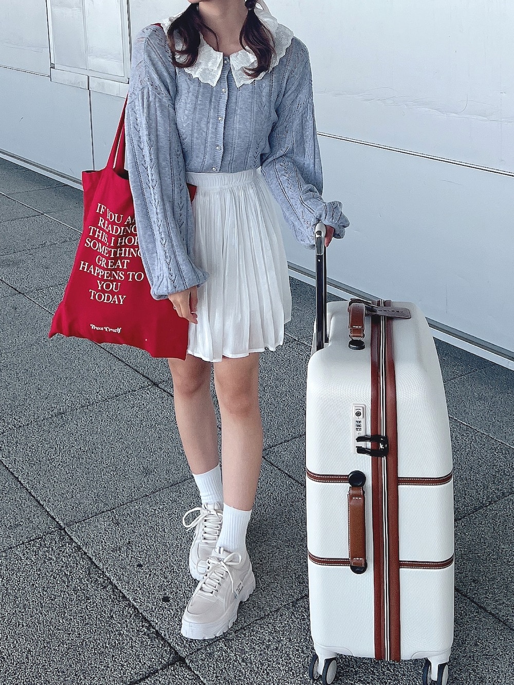 「スニーカー、スニーカーコーデ、空港、春夏コーデ、お出かけコーデ、初夏コーデ、低身長、ガーリー」｜「GRLのアイテム（スカート、ホワイト系）」を使った、あかちゃす🍎あざとお洋服さん（レディース・153cm）の春コーディネートの2枚目の写真