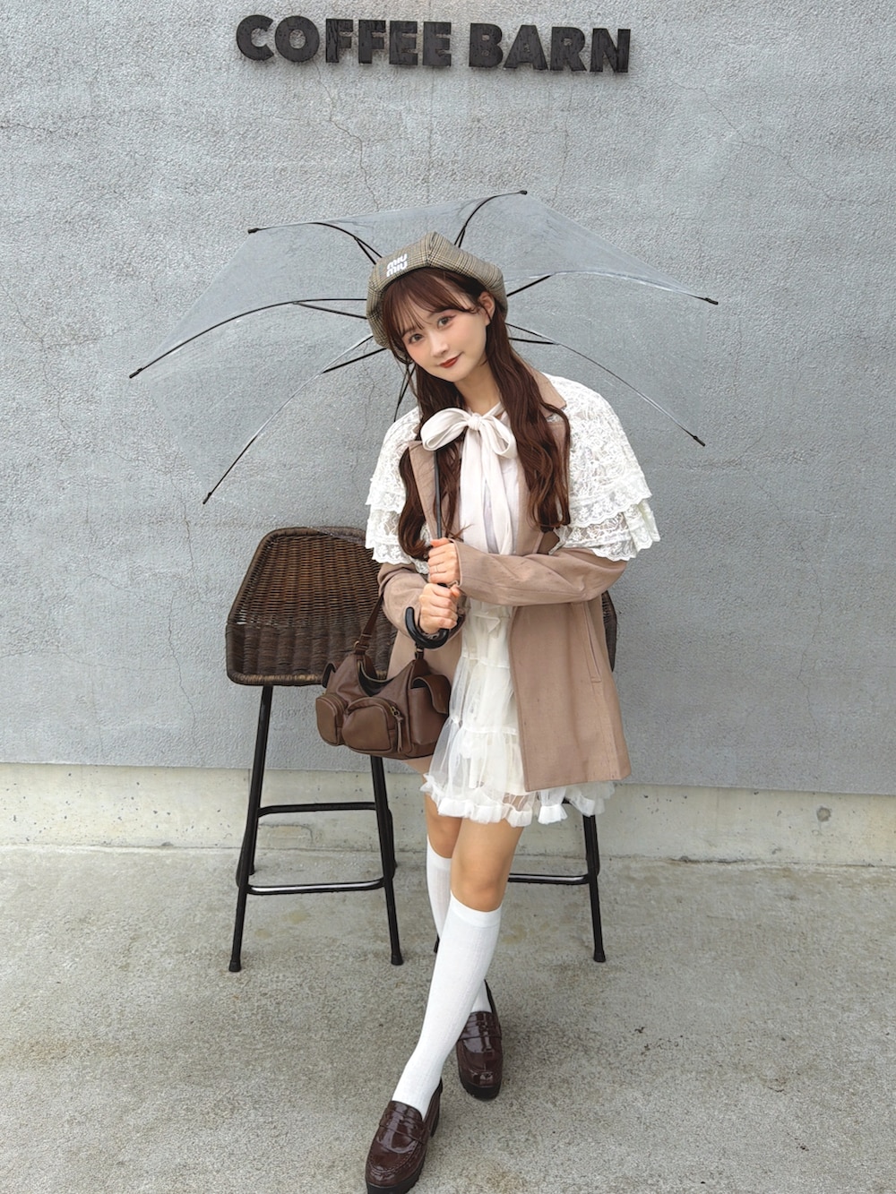 ホワイト系のスカート、ホワイト系のフォーマルスーツ/小物、ブラウン系のハンチング/ベレー帽を着用したレディースの秋コーディネートの2枚目の写真