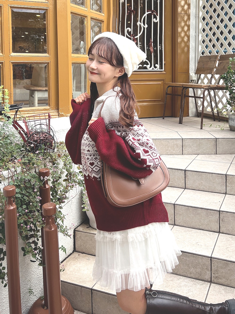 レッド系のニット/セーターを着用したレディースの秋コーディネートの3枚目の写真