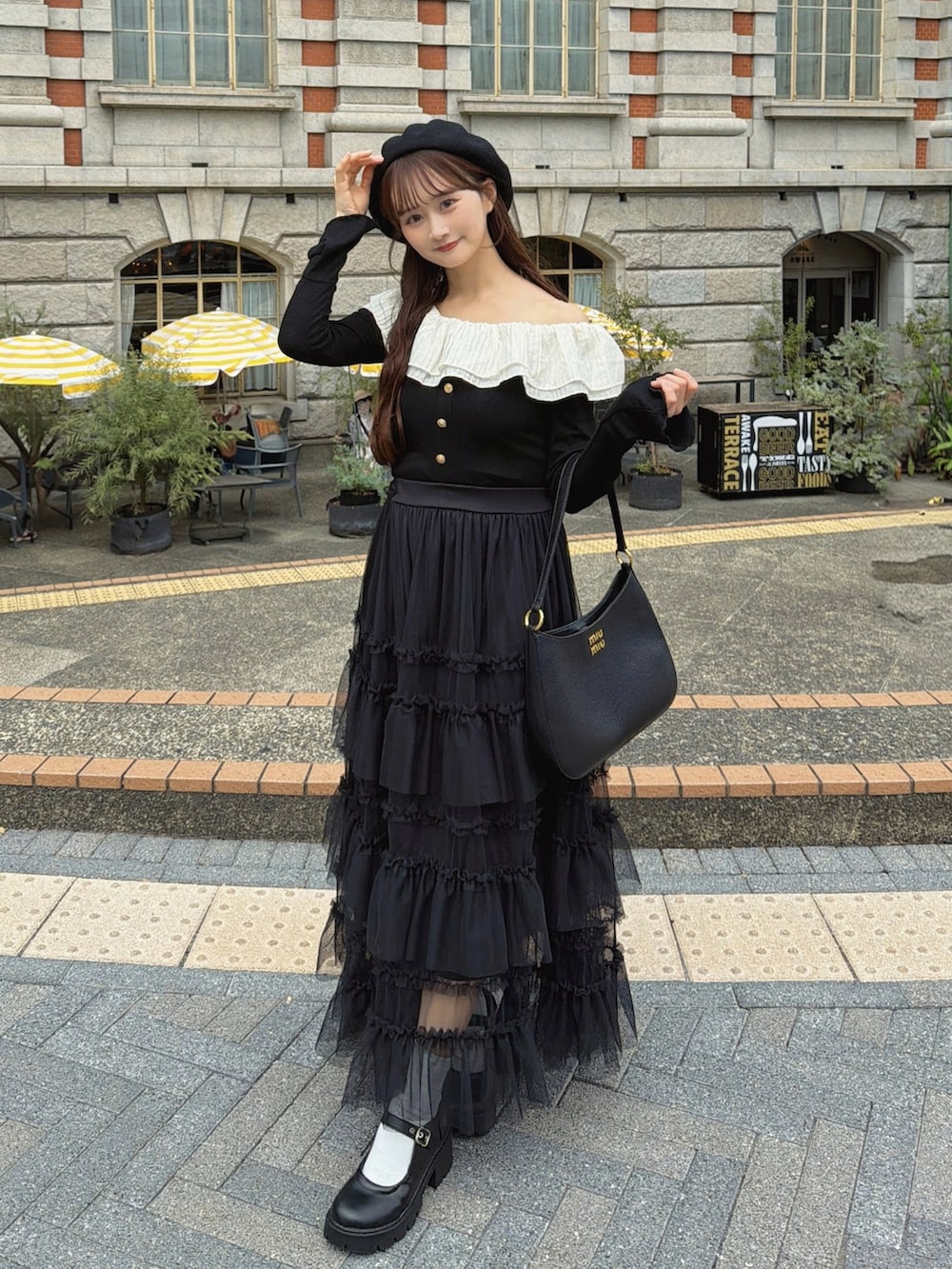 ブラック系のスカート、ブラック系のトップスを着用したレディースの秋コーディネートの2枚目の写真