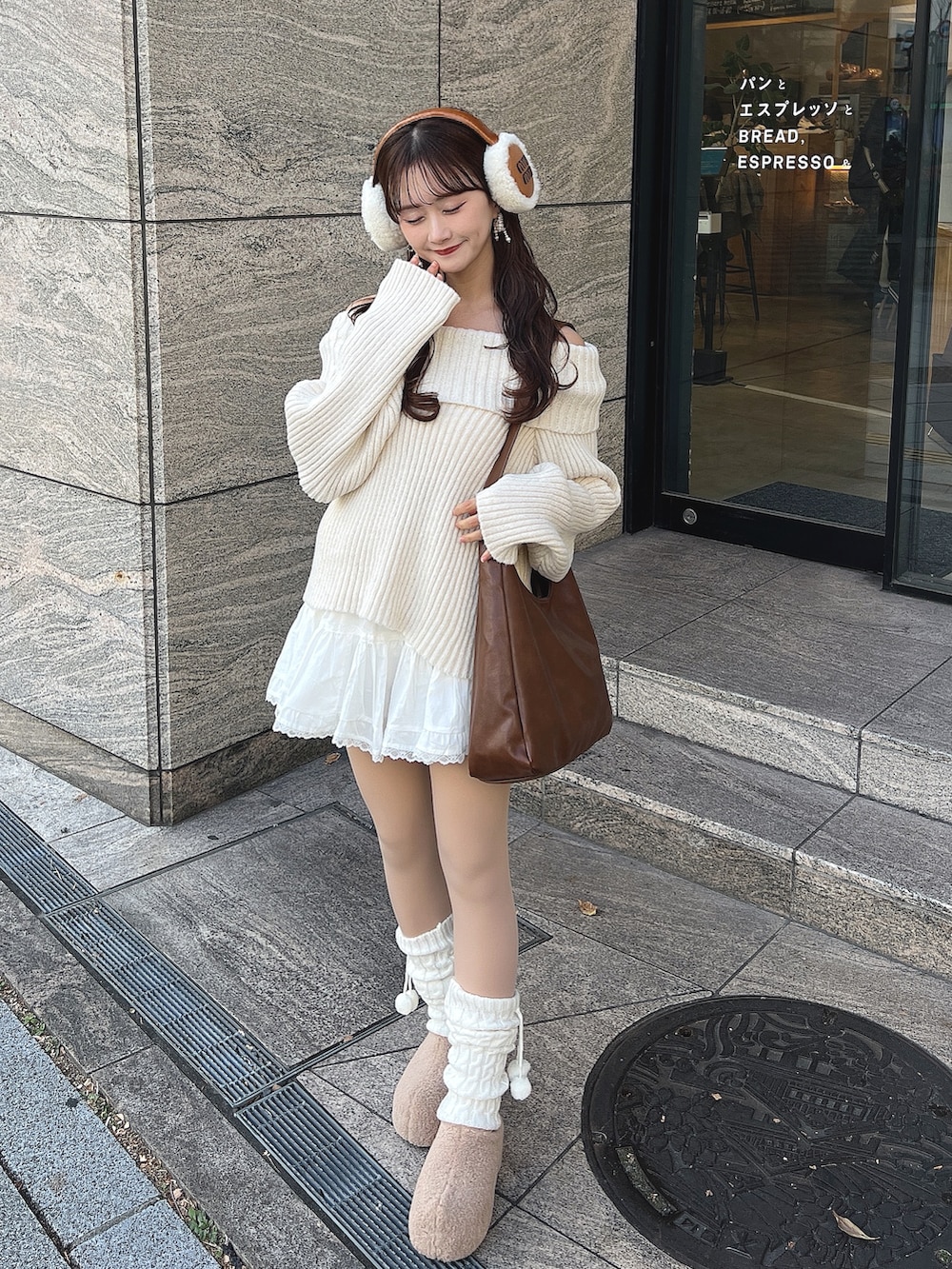 ホワイト系のニット/セーター、ベージュ系のシューズを着用したレディースの秋コーディネートの2枚目の写真