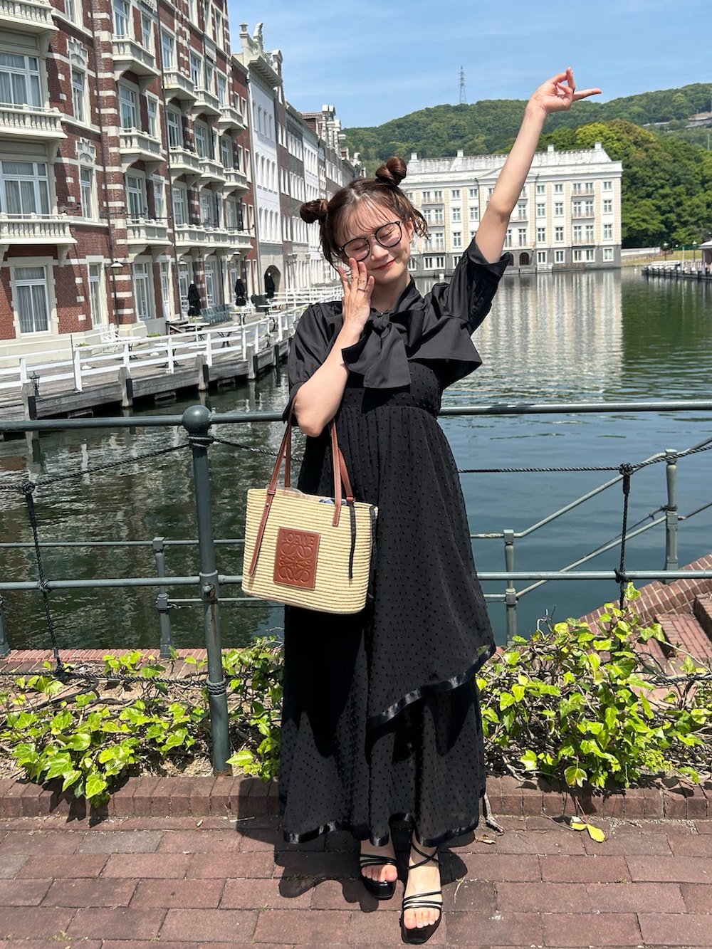 「大人コーデ、低身長コーデ、キャミワンピ、キレイめ、モノトーン、大人かわいい、夏、フレンチガーリー」｜「apres jourのアイテム（シャツ/ブラウス、ブラック系）」を使った、あかちゃす🍎あざとお洋服さん（レディース・153cm）の春コーディネートの2枚目の写真