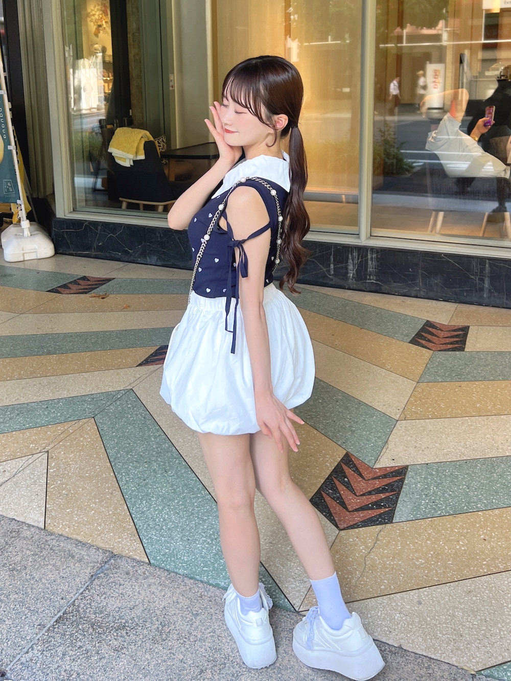 ブルー系のニット/セーターを着用したレディースの夏コーディネートの2枚目の写真