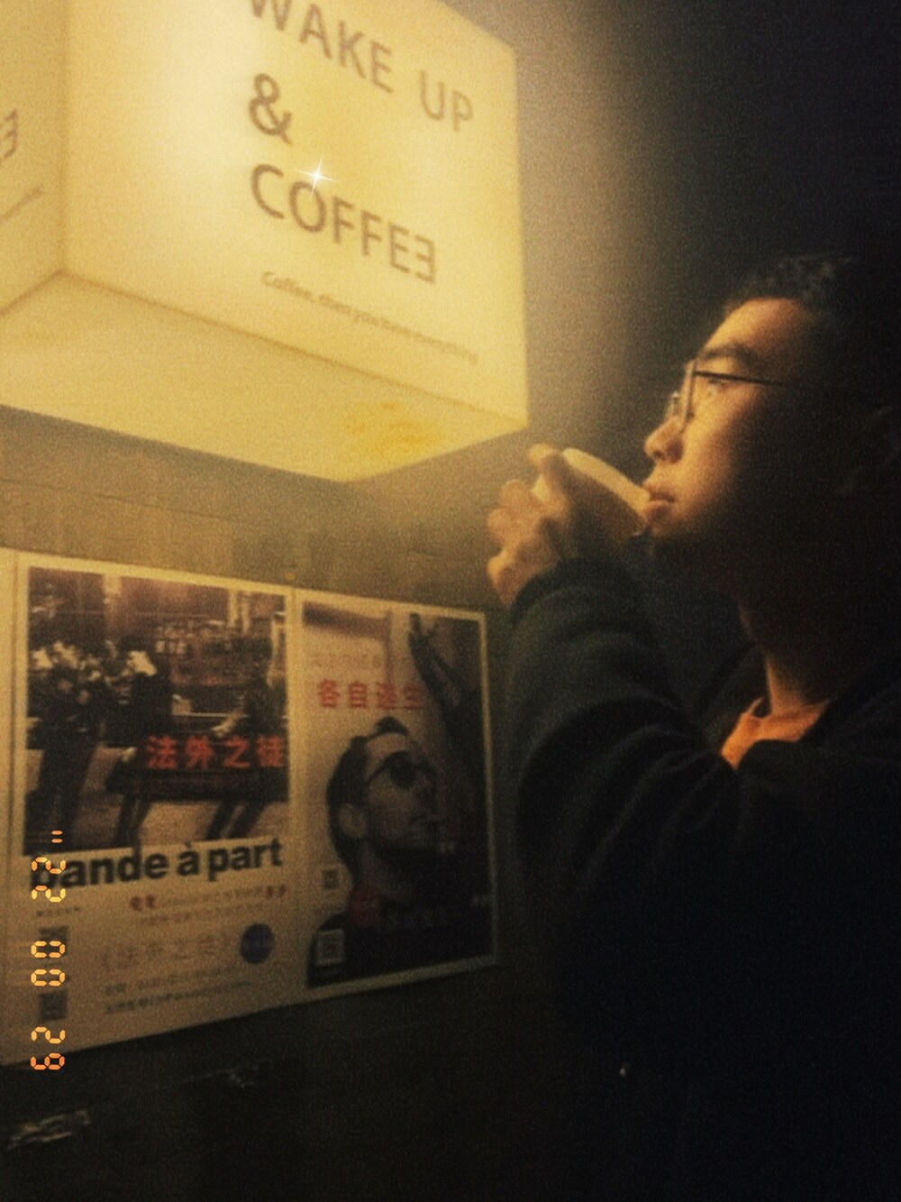 オレンジ系のパーカー、ブラック系のパンツ、オレンジ系のスニーカーを着用したメンズの秋コーディネートの2枚目の写真