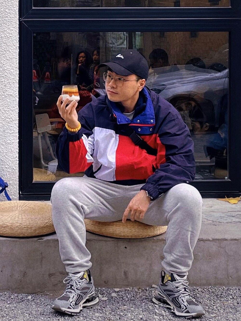 ブルー系のジャケット/アウター、グレー系のパンツ、グレー系のシューズを着用したメンズの秋コーディネートの2枚目の写真