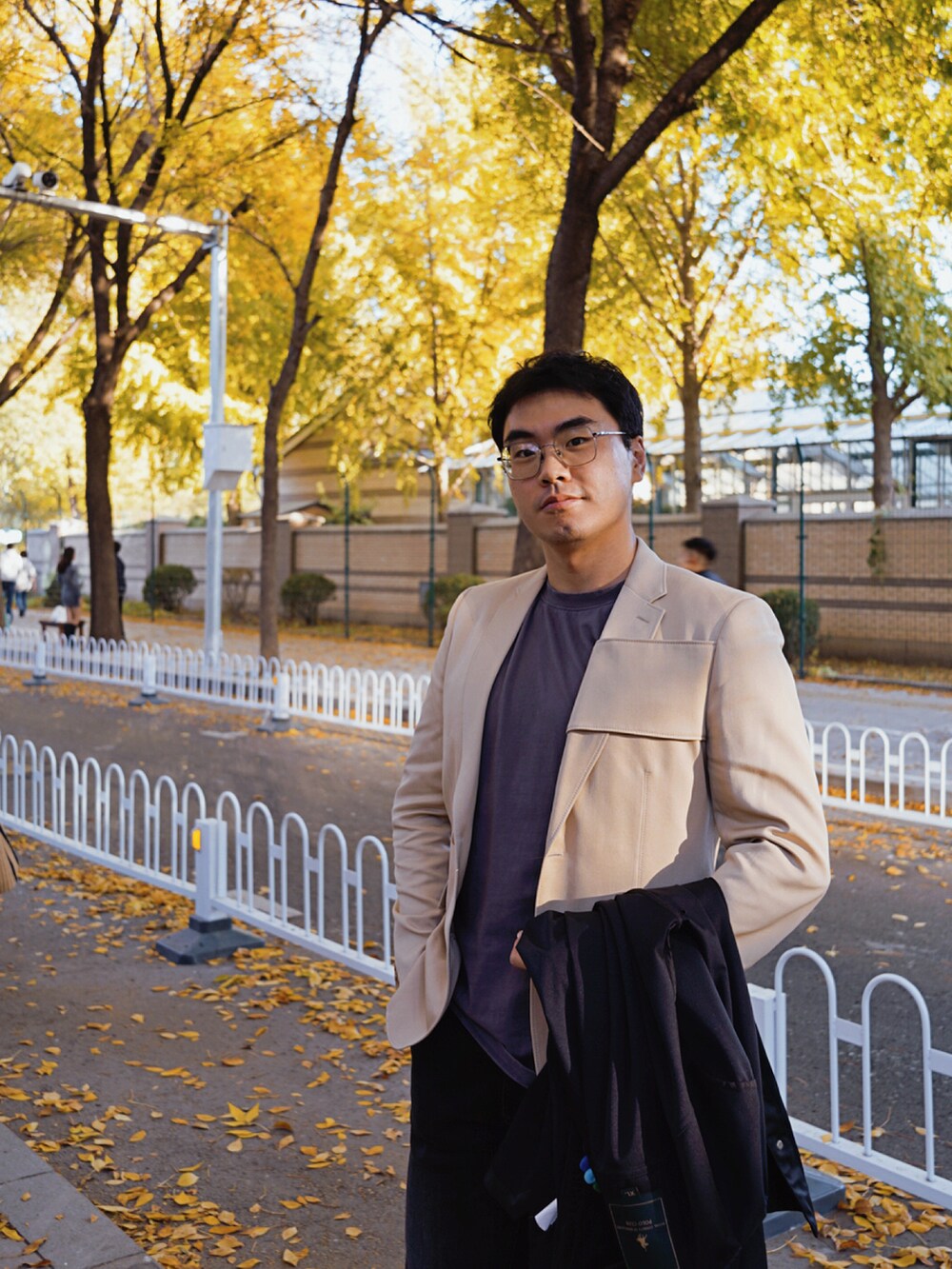 その他のテーラードジャケット、ブラック系のデニムパンツ、グレー系のTシャツ/カットソーを着用したメンズの秋コーディネートの3枚目の写真