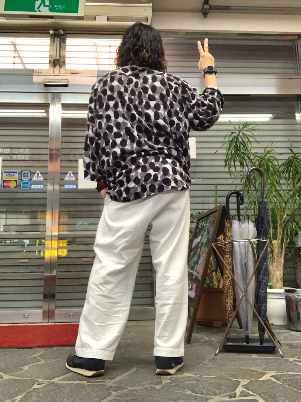 ホワイト系のその他パンツ、その他のシャツ/ブラウス、ブラック系のスニーカーを着用したメンズの春コーディネートの2枚目の写真