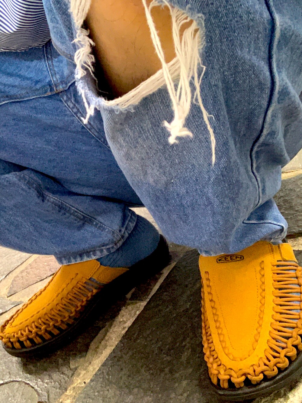 ブルー系のデニムパンツ、ブルー系のシャツ/ブラウス、オレンジ系のサンダルを着用したメンズの春コーディネートの2枚目の写真