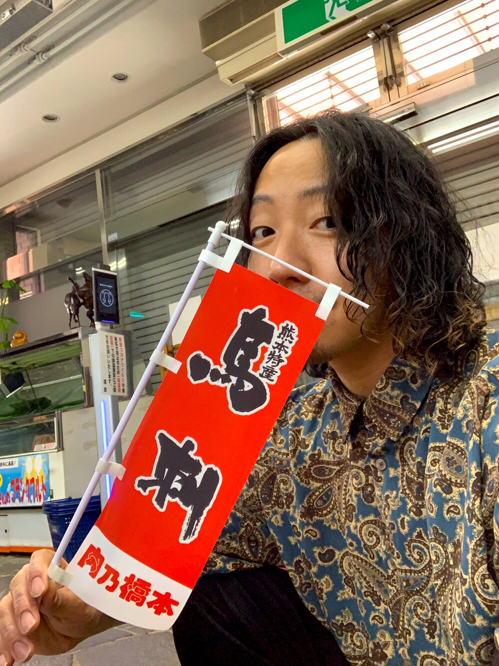 ブラック系のスラックス、その他のシャツ/ブラウス、ブラック系のその他シューズを着用したメンズの春コーディネートの2枚目の写真