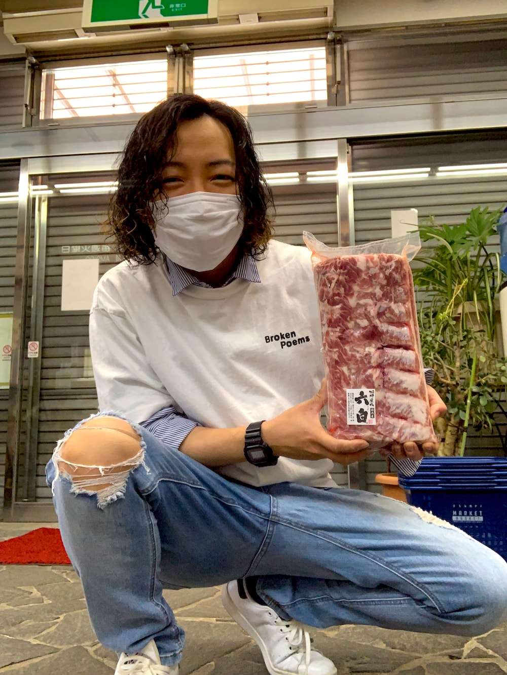 ホワイト系のスニーカー、ブルー系のデニムパンツ、ホワイト系のTシャツ/カットソーを着用したメンズの春コーディネートの2枚目の写真