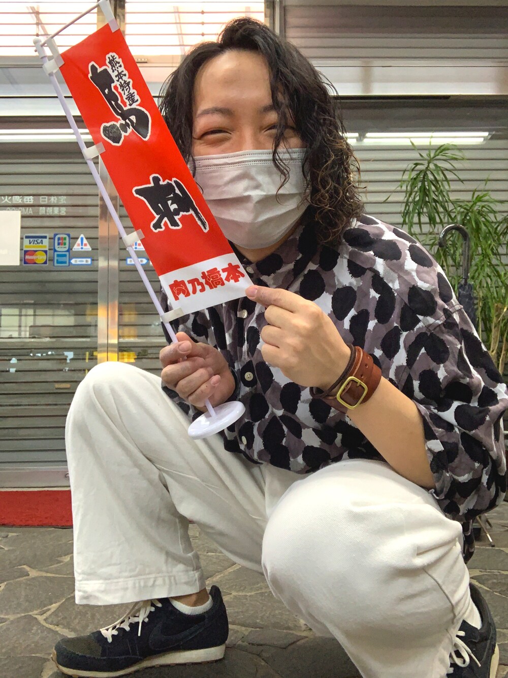 ホワイト系のその他パンツ、その他のシャツ/ブラウス、ブラック系のスニーカーを着用したメンズの春コーディネートの3枚目の写真