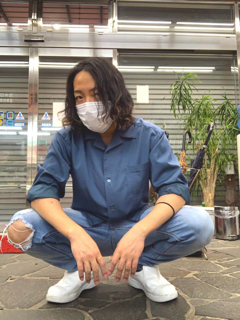 ブルー系のデニムパンツ、ホワイト系のカバーオール、ブルー系のシャツ/ブラウスを着用したメンズの春コーディネートの2枚目の写真