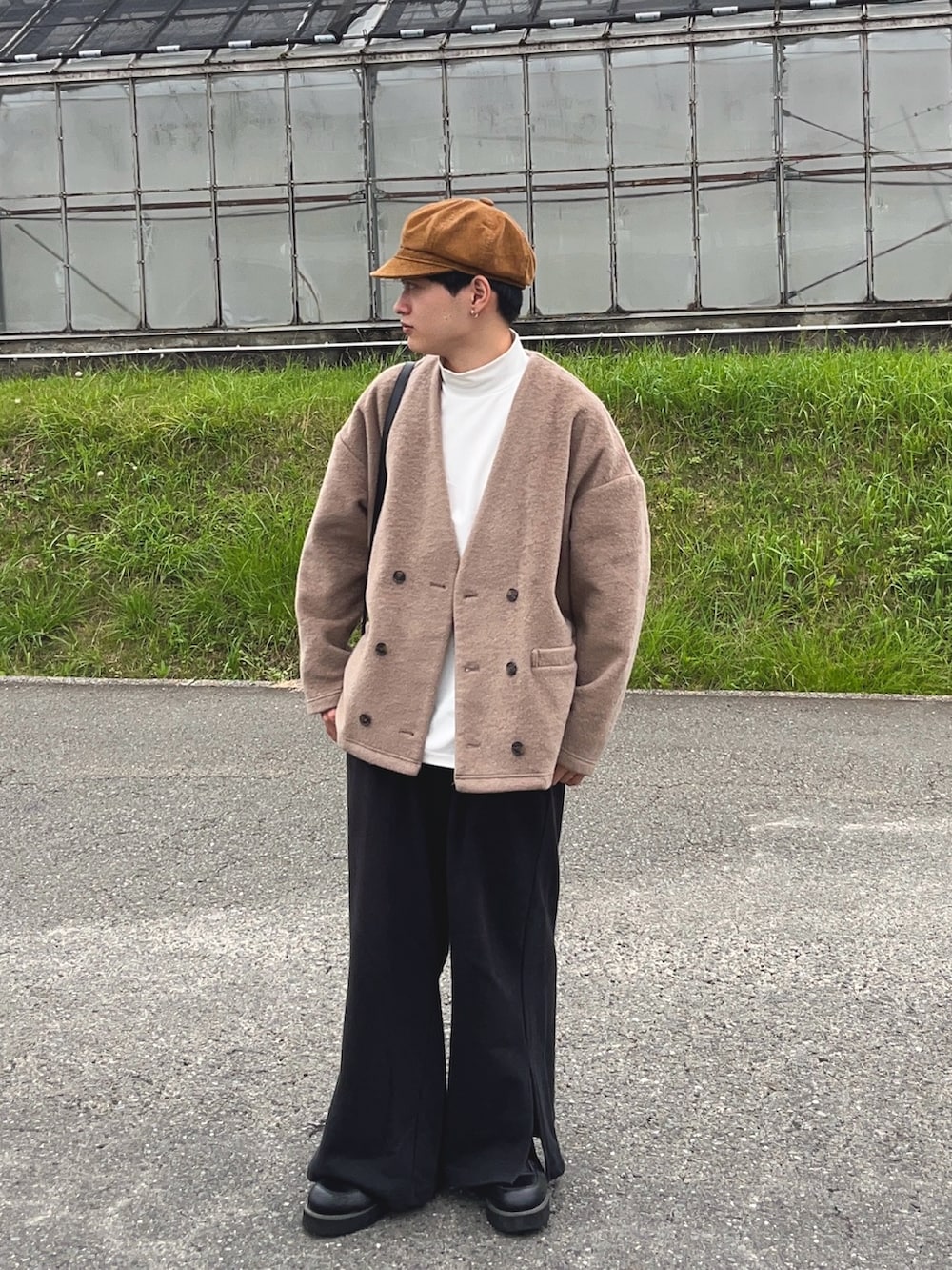 ホワイト系のTシャツ/カットソー、ブラック系のショルダーバッグ、ブラック系のドレスシューズを着用したメンズの秋コーディネートの2枚目の写真