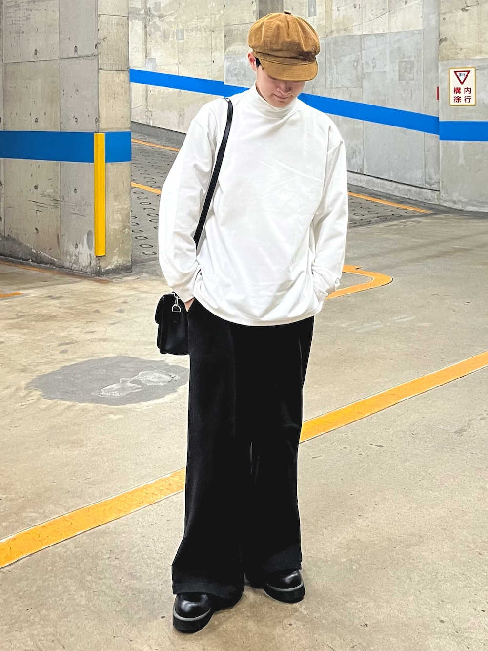 ホワイト系のTシャツ/カットソー、ブラック系のショルダーバッグ、ブラック系のドレスシューズを着用したメンズの秋コーディネートの3枚目の写真