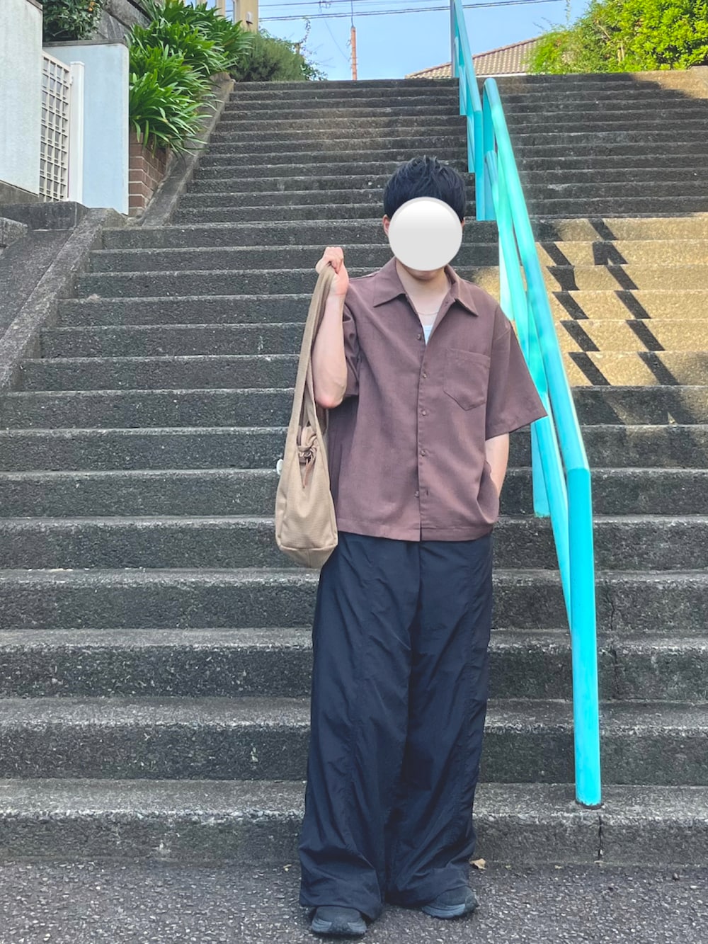 ブラック系のその他パンツ、ホワイト系のタンクトップ、ブラウン系のシャツ/ブラウスを着用したメンズの秋コーディネートの2枚目の写真