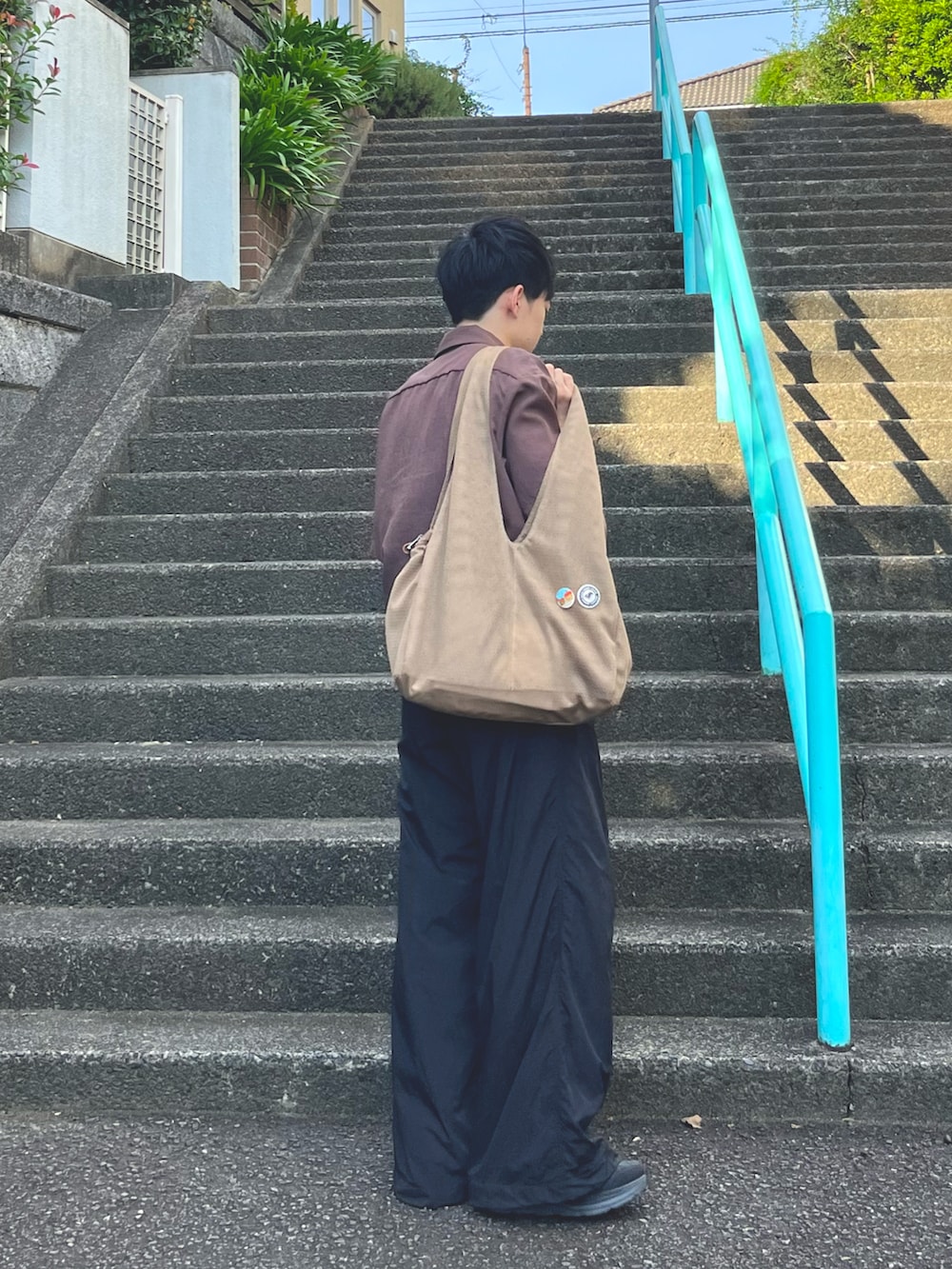 ブラック系のその他パンツ、ホワイト系のタンクトップ、ブラウン系のシャツ/ブラウスを着用したメンズの秋コーディネートの3枚目の写真