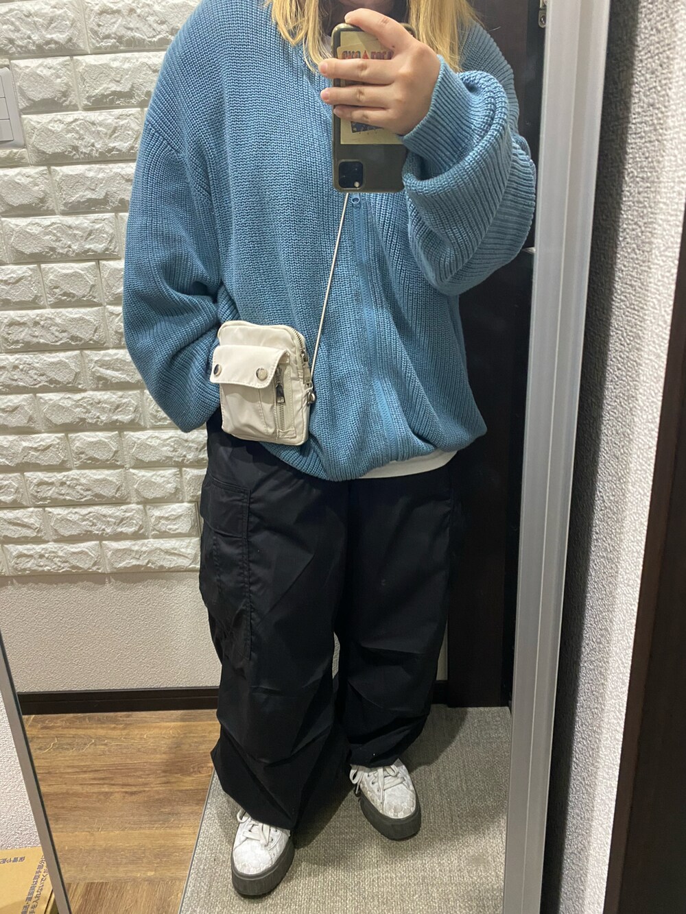 ブルー系のカーディガン/ボレロ、ブラック系のカーゴパンツを着用したレディースの秋コーディネートの2枚目の写真