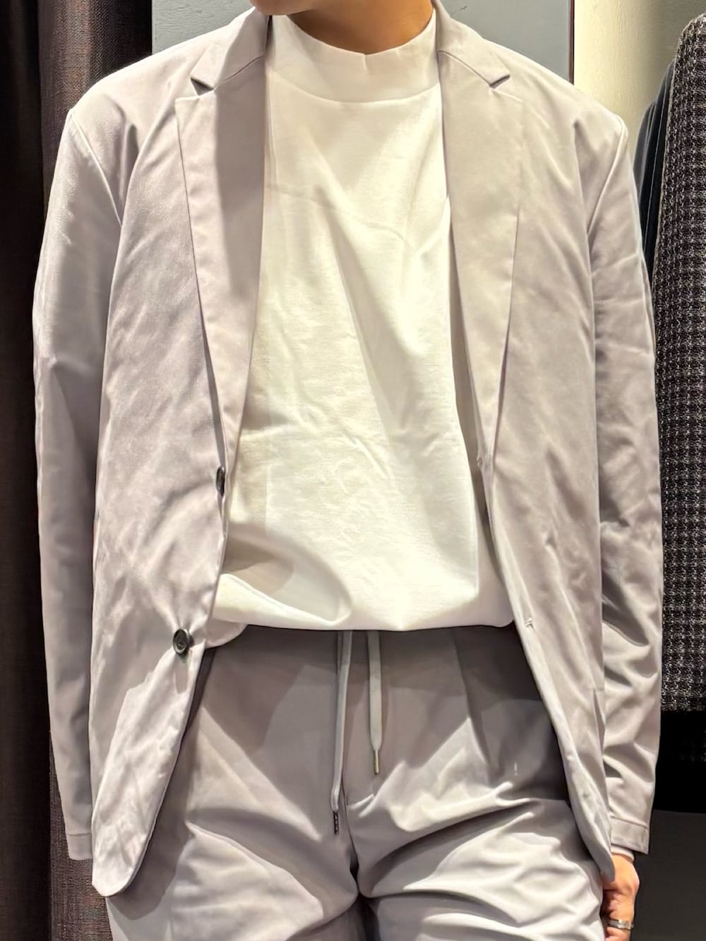 グレー系のセットアップ、ホワイト系のTシャツ/カットソー、グレー系のその他パンツを着用したメンズの秋コーディネートの4枚目の写真