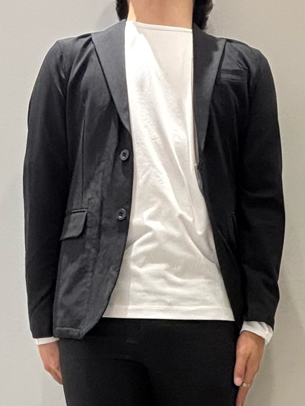「春コーデ、セットアップ、ジャケット、Tシャツ、イージーパンツ、スラックス、きれいめカジュアル、キレイめ、オフィスカジュアル、カジュアル、カジュアルコーデ、オトナカジュアル、大人カジュアル、シンプルコーデ、abahouse」｜「ABAHOUSE GRAYの【セットアップ対応/SOLOTEX】マルチファンクション 2WAYストレッチ ジャケット（テーラードジャケット、ブラック系）」を使った、kentaさん（メンズ・165cm）の春コーディネートの4枚目の写真