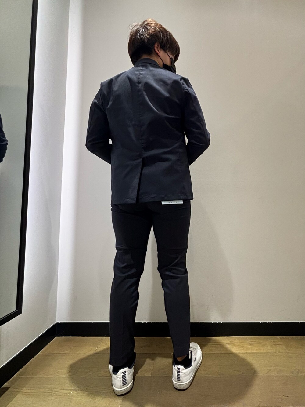 「春、春コーデ、セットアップ、ジャケット、Tシャツ、スラックス、イージーパンツ、きれいめカジュアル、キレイめ、オフィスカジュアル、ビジネススタイル、オトナカジュアル、大人カジュアル、大人コーデ、abahouse」｜「ABAHOUSE GRAYの【クルーネック】ポンチ 長袖 Tシャツ（Tシャツ/カットソー、ホワイト系）」を使った、kentaさん（メンズ・165cm）の春コーディネートの2枚目の写真