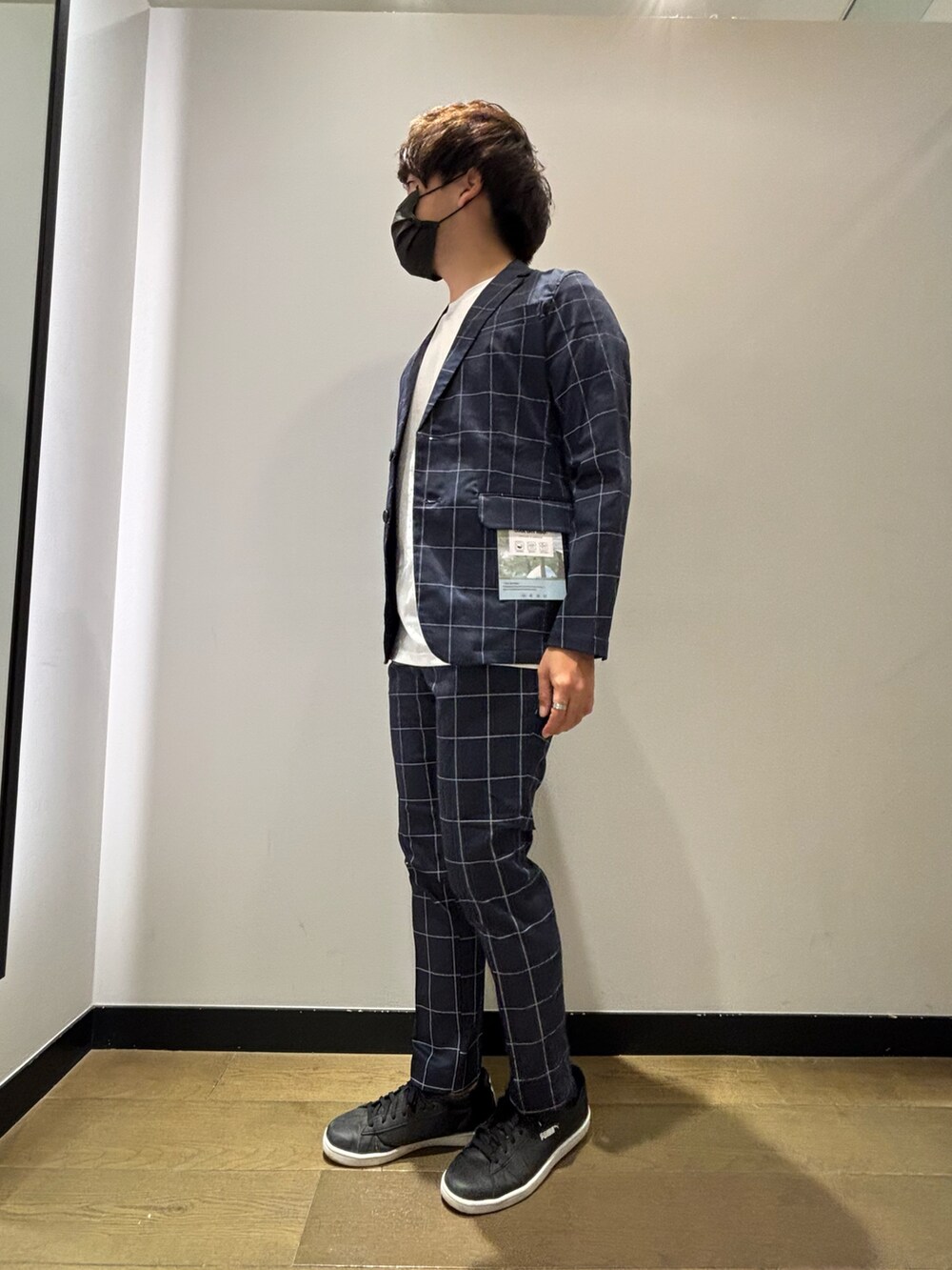「春、春コーデ、夏コーデ、セットアップ、ジャケット、Tシャツ、イージーパンツ、スラックス、きれいめカジュアル、キレイめ、オフィスカジュアル、ビジネススタイル、オトナカジュアル、大人カジュアル、abahouse」|「ABAHOUSE GRAYの【セットアップ対応】COOL DRYMAX ジャケット(テーラードジャケット、その他)」を使った、kentaさん(メンズ・165cm)の春コーディネートの3枚目の写真