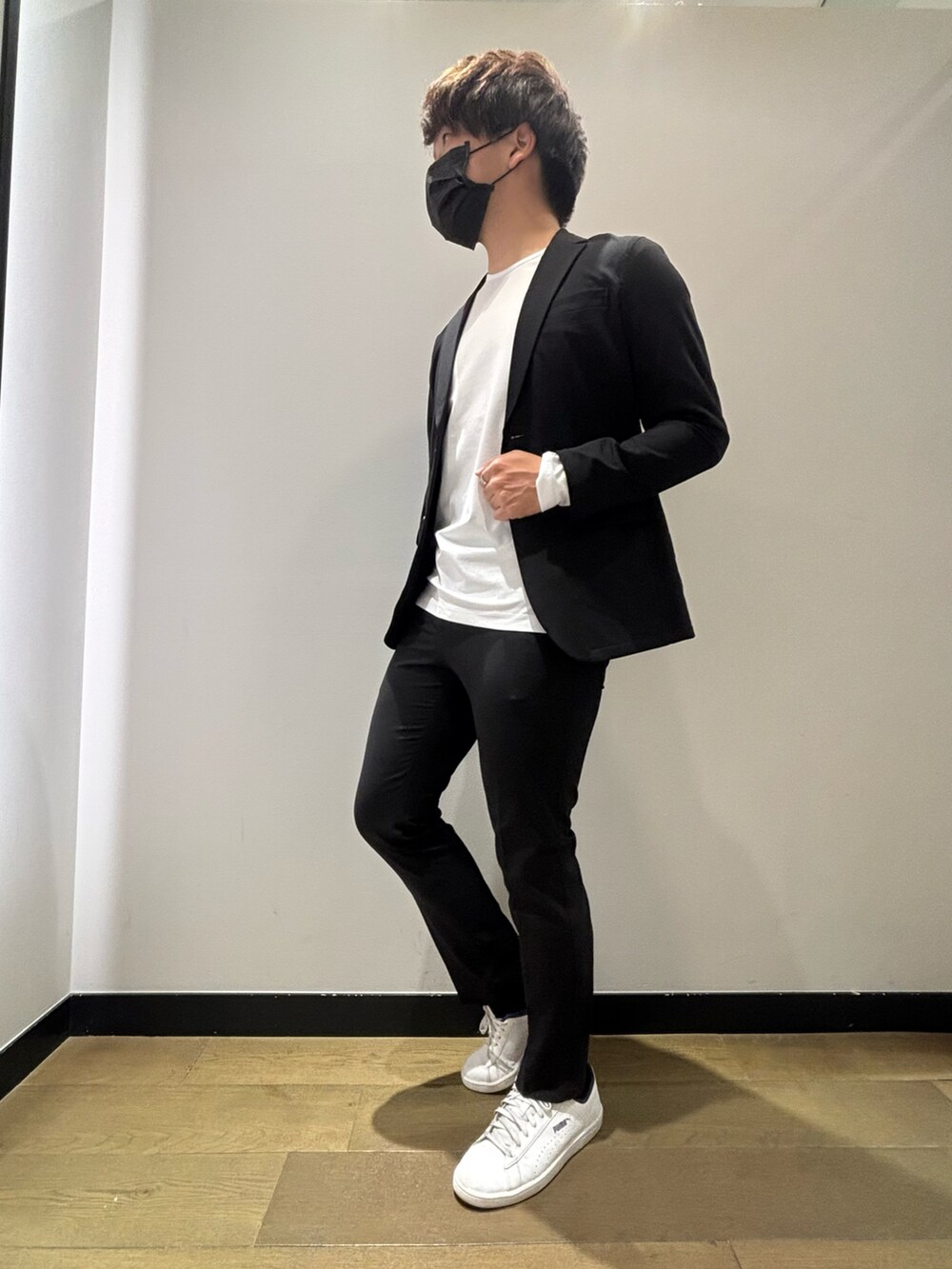 「春コーデ、セットアップ、ジャケット、Tシャツ、イージーパンツ、スラックス、きれいめカジュアル、キレイめ、オフィスカジュアル、カジュアル、カジュアルコーデ、オトナカジュアル、大人カジュアル、シンプルコーデ、abahouse」｜「ABAHOUSE GRAYの【セットアップ対応/SOLOTEX】マルチファンクション 2WAYストレッチ ジャケット（テーラードジャケット、ブラック系）」を使った、kentaさん（メンズ・165cm）の春コーディネートの2枚目の写真