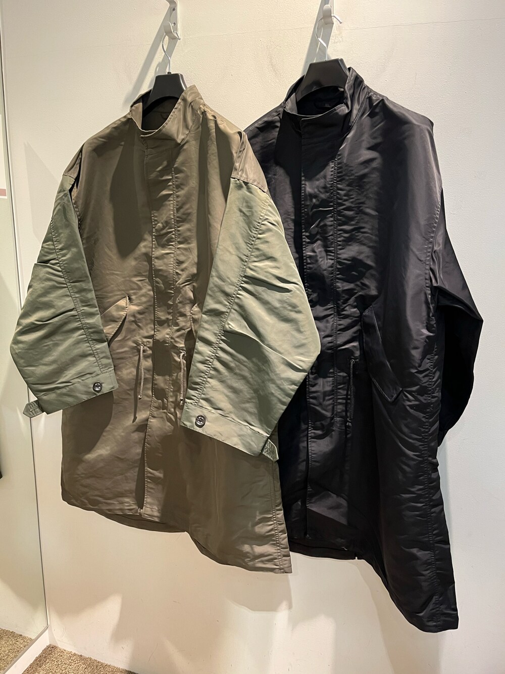 「春、春コーデ、シンプルコーデ、きれいめカジュアル、きれいめコーディネート、オーバーサイズ、コート、ブラック、Tシャツ、グレー、スラックス、ネイビー、革靴、abahouse、alfredoBANNISTER」｜「g-stageのg-stage/ジーステージ/オーバーコート（その他アウター、グリーン系）」を使った、kentaさん（メンズ・165cm）の春コーディネートの2枚目の写真