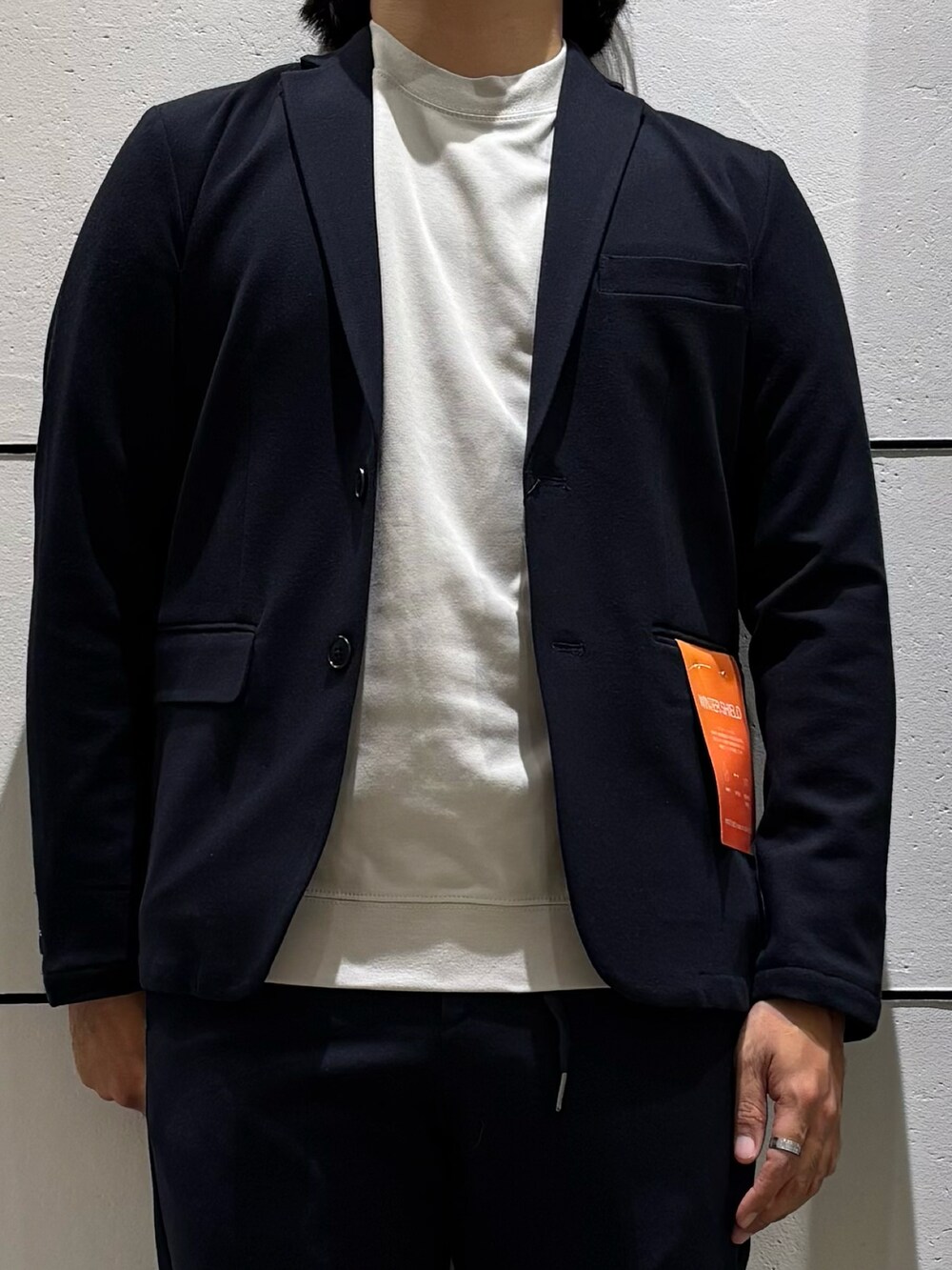 「ジャケット、ジャケットスタイル、セットアップ、セットアップスタイル、スラックス、イージーパンツ、カジュアル、カジュアルコーデ、オトナカジュアル、大人カジュアル、大人コーデ、オフィスカジュアル、ビジネススタイル、シンプル、abahouse」｜「ABAHOUSE GRAYの【スムースタッチ】リブ付 長袖Tシャツ（Tシャツ/カットソー、ベージュ系）」を使った、kentaさん（メンズ・165cm）の冬コーディネートの4枚目の写真