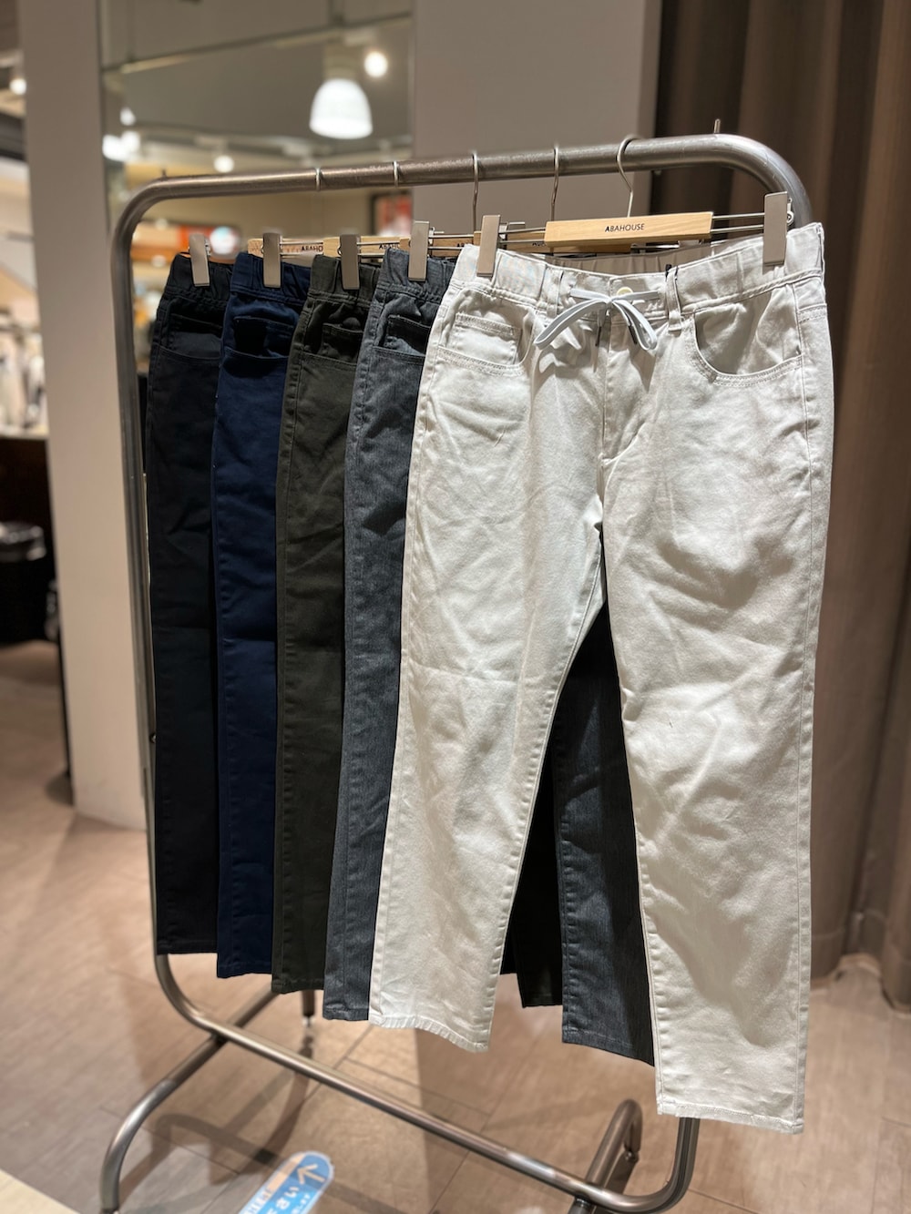 「春、春コーデ、春アウター、シンプルコーデ、シンプル、大人カジュアル、低身長、ライダース、ブラック、Tシャツ、ホワイト、イージーパンツ、カーキ、ダークグリーン、abahouse」｜「ABAHOUSE GRAYのネオレザー セミダブル ライダース ジャケット（ライダースジャケット、ブラック系）」を使った、kentaさん（メンズ・165cm）の冬コーディネートの3枚目の写真