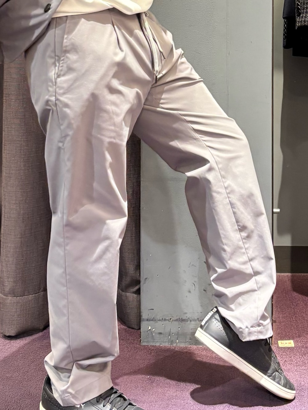 グレー系のセットアップ、ホワイト系のTシャツ/カットソー、グレー系のその他パンツを着用したメンズの秋コーディネートの5枚目の写真