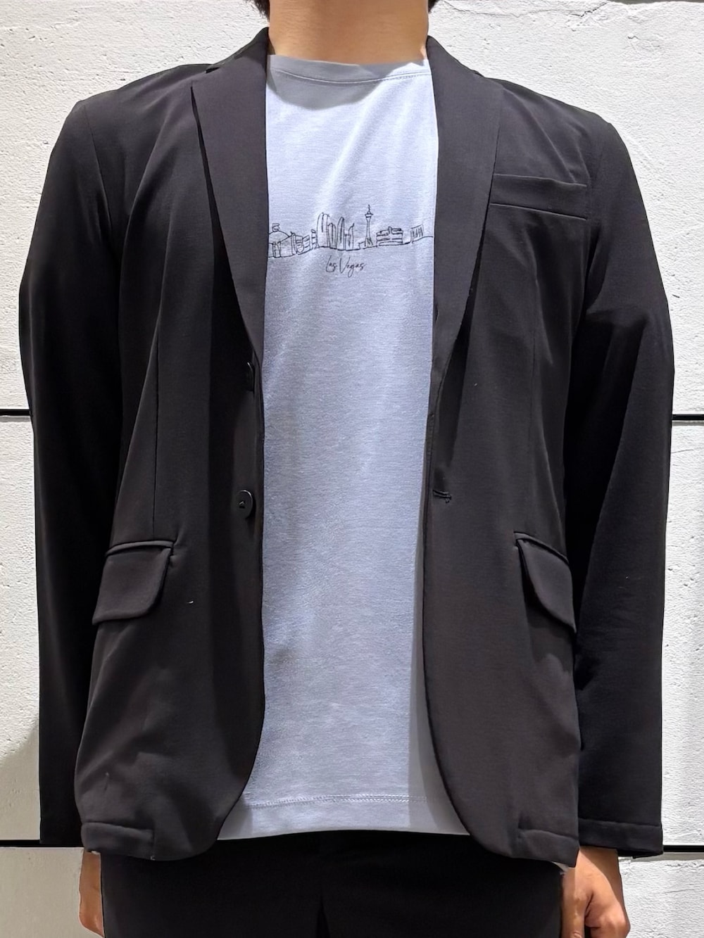 「セットアップ、ジャケット、Tシャツ、イージーパンツ、スラックス、オフィスカジュアル、ビジネススタイル、きれいめカジュアル、キレイめ、きれいめ、オトナカジュアル、大人カジュアル、大人コーデ、お出かけコーデ、abahouse」|「ABAHOUSE GRAYの【セットアップ対応】シルキータッチ ウォッシャブル ジャケット(テーラードジャケット、ブラック系)」を使った、kentaさん(メンズ・165cm)の夏コーディネートの4枚目の写真