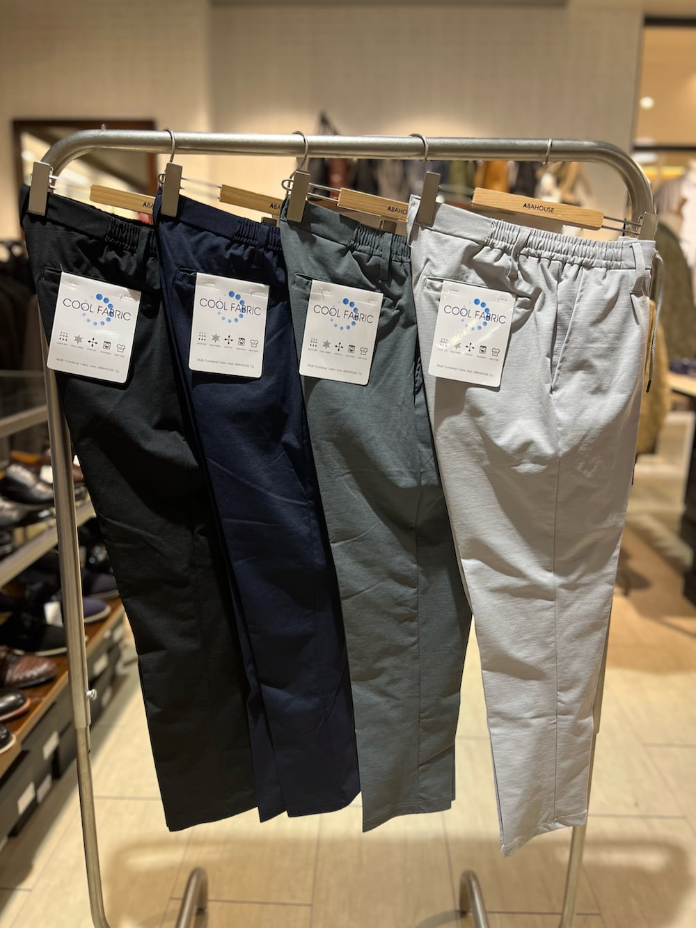 「春、夏、春コーデ、春夏コーデ、夏コーデ、きれいめコーディネート、セットアップ、ジャケット、グレー、Tシャツ、ブラック、スラックス、革靴、abahouse、alfredoBANNISTER」｜「ABAHOUSE GRAYの【セットアップ対応/接触冷感】ハイブリット リラックス ジャケット（テーラードジャケット、グレー系）」を使った、kentaさん（メンズ・165cm）の春コーディネートの3枚目の写真