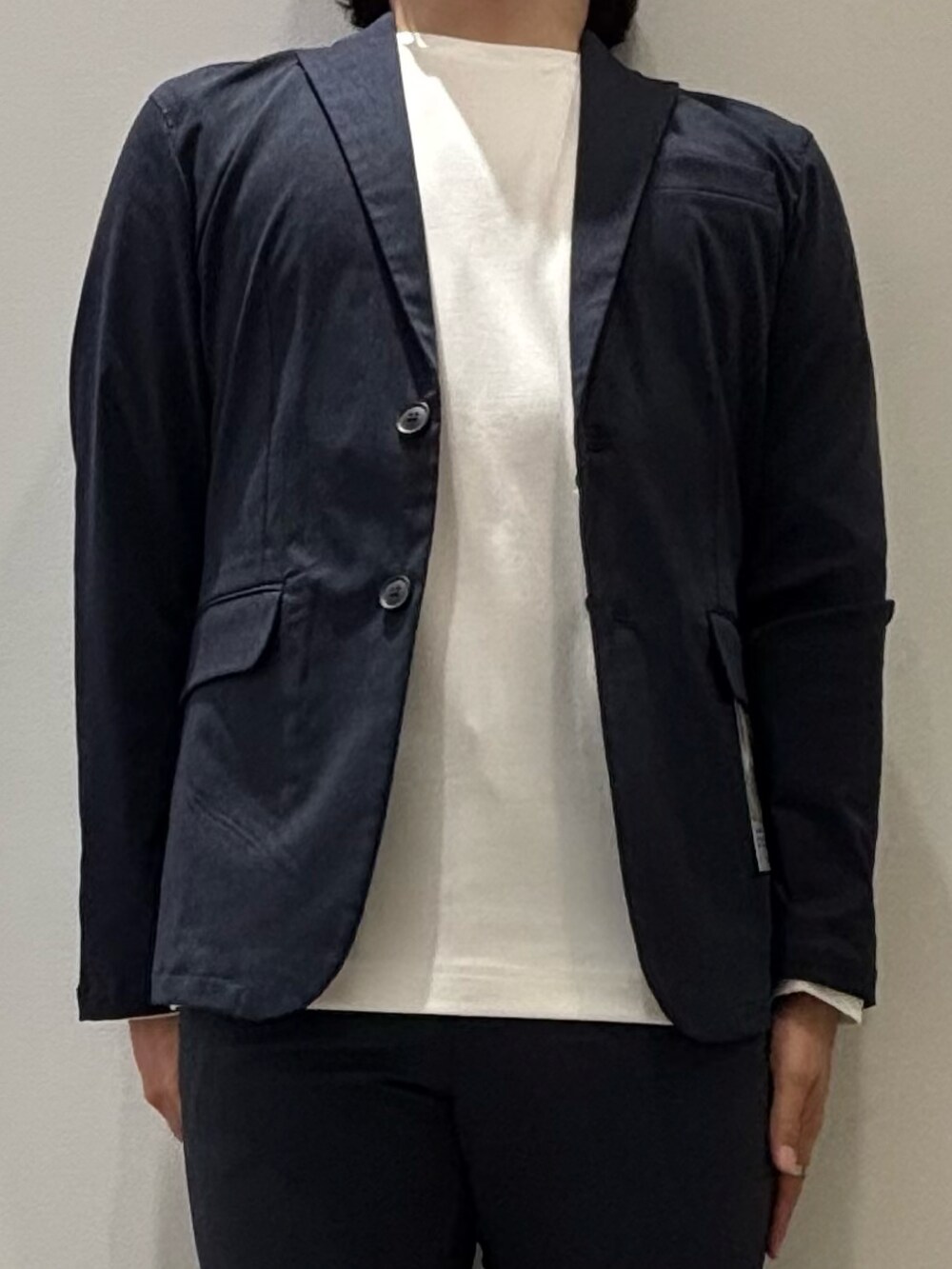 「春、春コーデ、セットアップ、ジャケット、Tシャツ、スラックス、イージーパンツ、きれいめカジュアル、キレイめ、オフィスカジュアル、ビジネススタイル、オトナカジュアル、大人カジュアル、大人コーデ、abahouse」｜「ABAHOUSE GRAYの【クルーネック】ポンチ 長袖 Tシャツ（Tシャツ/カットソー、ホワイト系）」を使った、kentaさん（メンズ・165cm）の春コーディネートの4枚目の写真
