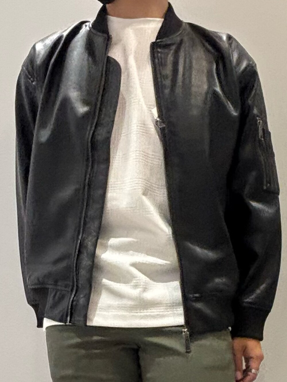 「春コーデ、ブルゾン、Tシャツ、チノパン、イージーパンツ、カジュアル、カジュアルコーデ、オトナカジュアル、大人カジュアル、大人コーデ、お出かけコーデ、休日スタイル、シンプルコーデ、デート、abahouse」｜「AH ABAHOUSEの【AH ABAHOUSE / MA-1型】エコレザー ブルゾン（ライダースジャケット、ブラック系）」を使った、kentaさん（メンズ・165cm）の春コーディネートの4枚目の写真