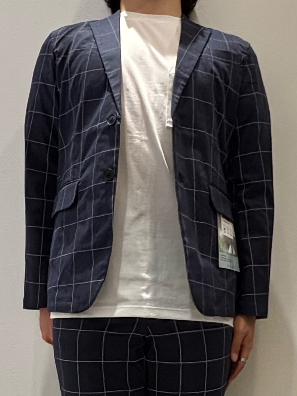 「春、春コーデ、夏コーデ、セットアップ、ジャケット、Tシャツ、イージーパンツ、スラックス、きれいめカジュアル、キレイめ、オフィスカジュアル、ビジネススタイル、オトナカジュアル、大人カジュアル、abahouse」|「ABAHOUSE GRAYの【セットアップ対応】COOL DRYMAX ジャケット(テーラードジャケット、その他)」を使った、kentaさん(メンズ・165cm)の春コーディネートの4枚目の写真