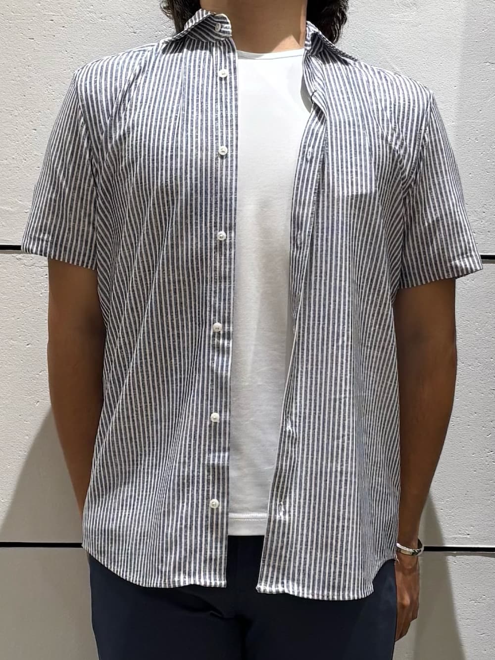 kentaさんの「【形状安定性 / 伸縮性】トリコットストライプ 半袖シャツ（ABAHOUSE GRAY）」を使ったコーディネートの4枚目の写真