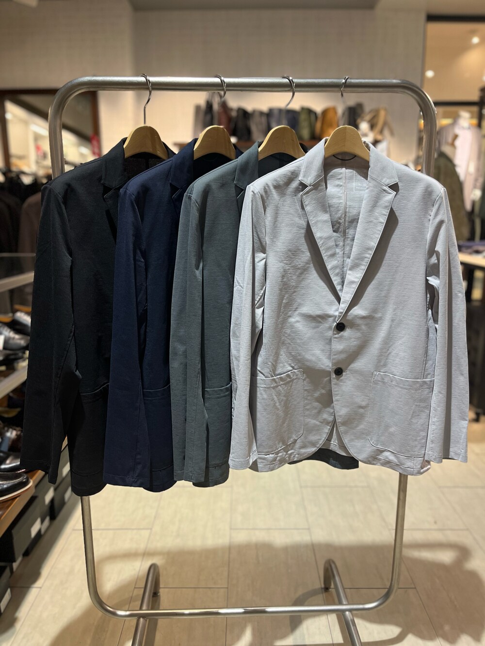「春、夏、春コーデ、春夏コーデ、夏コーデ、きれいめコーディネート、セットアップ、ジャケット、グレー、Tシャツ、ブラック、スラックス、革靴、abahouse、alfredoBANNISTER」｜「ABAHOUSE GRAYの【セットアップ対応/接触冷感】ハイブリット リラックス ジャケット（テーラードジャケット、グレー系）」を使った、kentaさん（メンズ・165cm）の春コーディネートの2枚目の写真