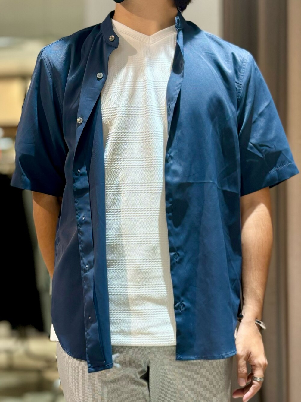 「夏、夏コーデ、カジュアル、カジュアルコーデ、オトナカジュアル、大人カジュアル、シンプルコーデ、シンプル、休日スタイル、休日コーデ、シャツスタイル、シャツ、イージーパンツ、スラックス、abahouse」｜「ABAHOUSE GRAYの【Air Hole Stretch】エアリー ストレッチ バンドカラー 半袖 シャツ（シャツ/ブラウス、ブルー系）」を使った、kentaさん（メンズ・165cm）の夏コーディネートの4枚目の写真