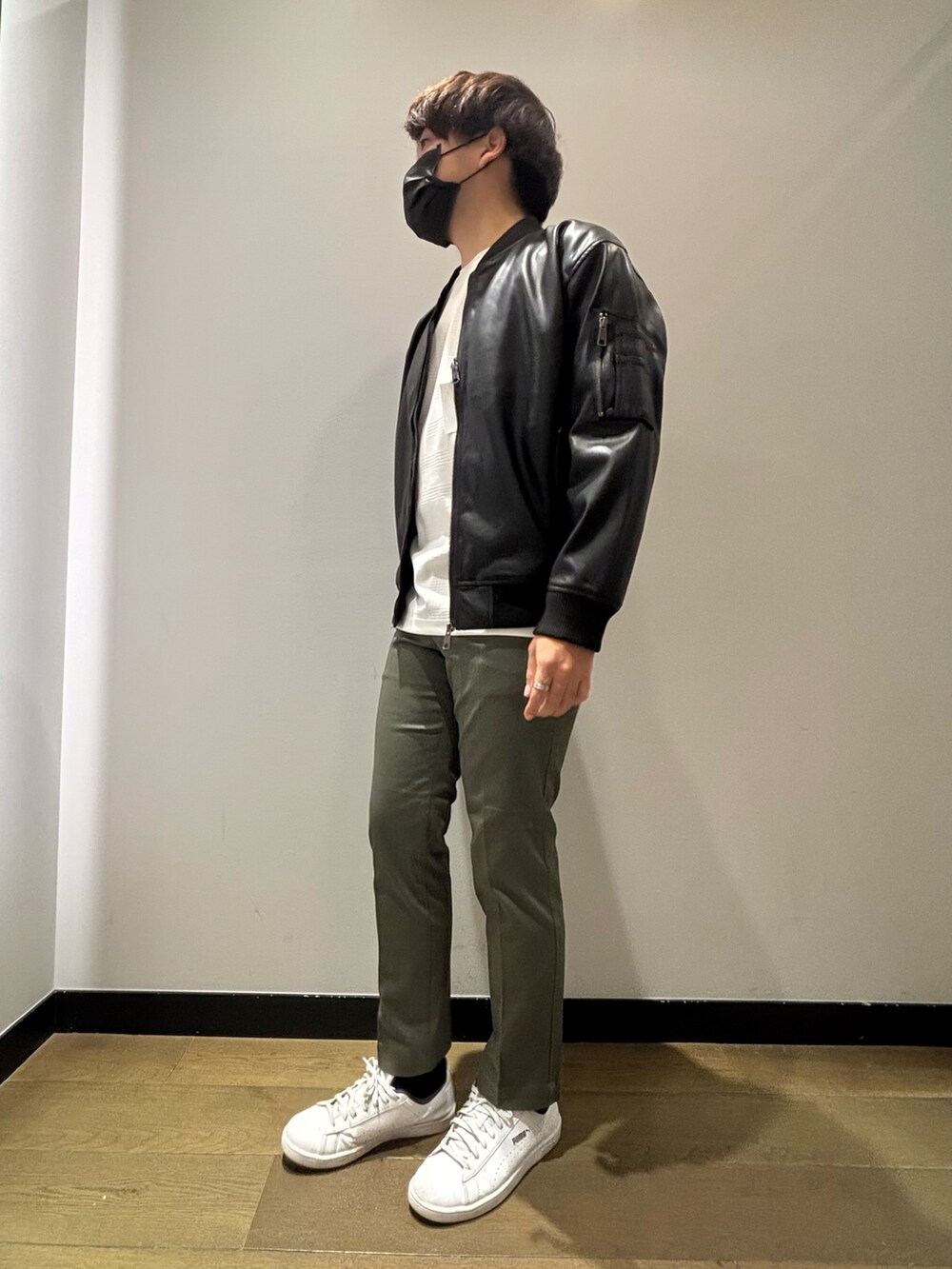 「春コーデ、ブルゾン、Tシャツ、チノパン、イージーパンツ、カジュアル、カジュアルコーデ、オトナカジュアル、大人カジュアル、大人コーデ、お出かけコーデ、休日スタイル、シンプルコーデ、デート、abahouse」｜「AH ABAHOUSEの【AH ABAHOUSE / MA-1型】エコレザー ブルゾン（ライダースジャケット、ブラック系）」を使った、kentaさん（メンズ・165cm）の春コーディネートの3枚目の写真