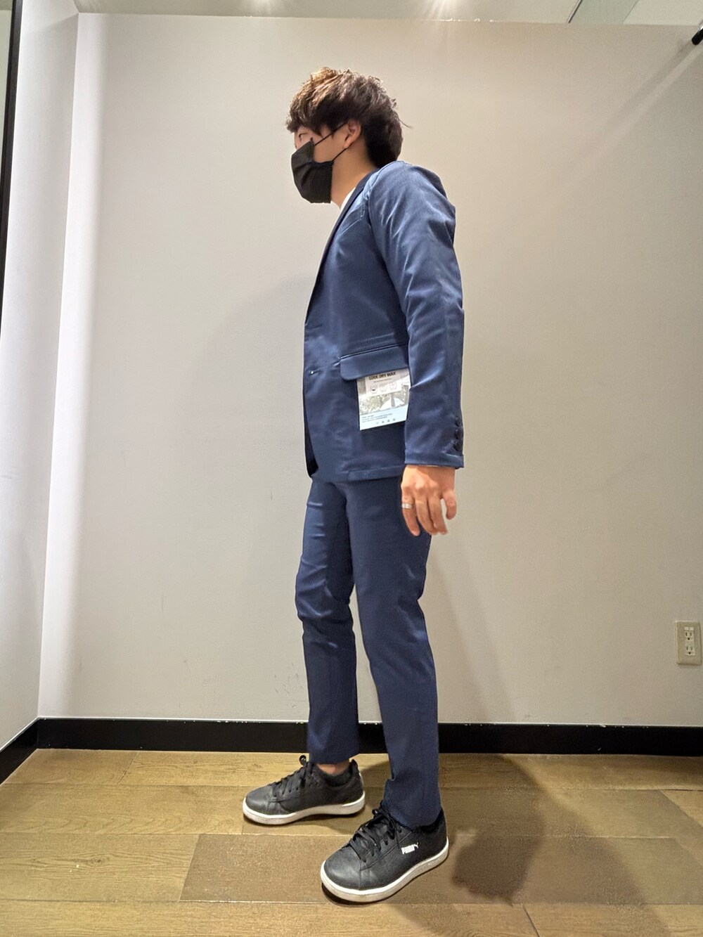 「春コーデ、セットアップ、ジャケット、ジャケットスタイル、Tシャツ、イージーパンツ、スラックス、きれいめカジュアル、キレイめ、オフィスカジュアル、ビジネススタイル、オトナカジュアル、大人カジュアル、大人コーデ、abahouse」｜「ABAHOUSE GRAYのジオメトリックリンクス 長袖Tシャツ（Tシャツ/カットソー、ホワイト系）」を使った、kentaさん（メンズ・165cm）の春コーディネートの3枚目の写真