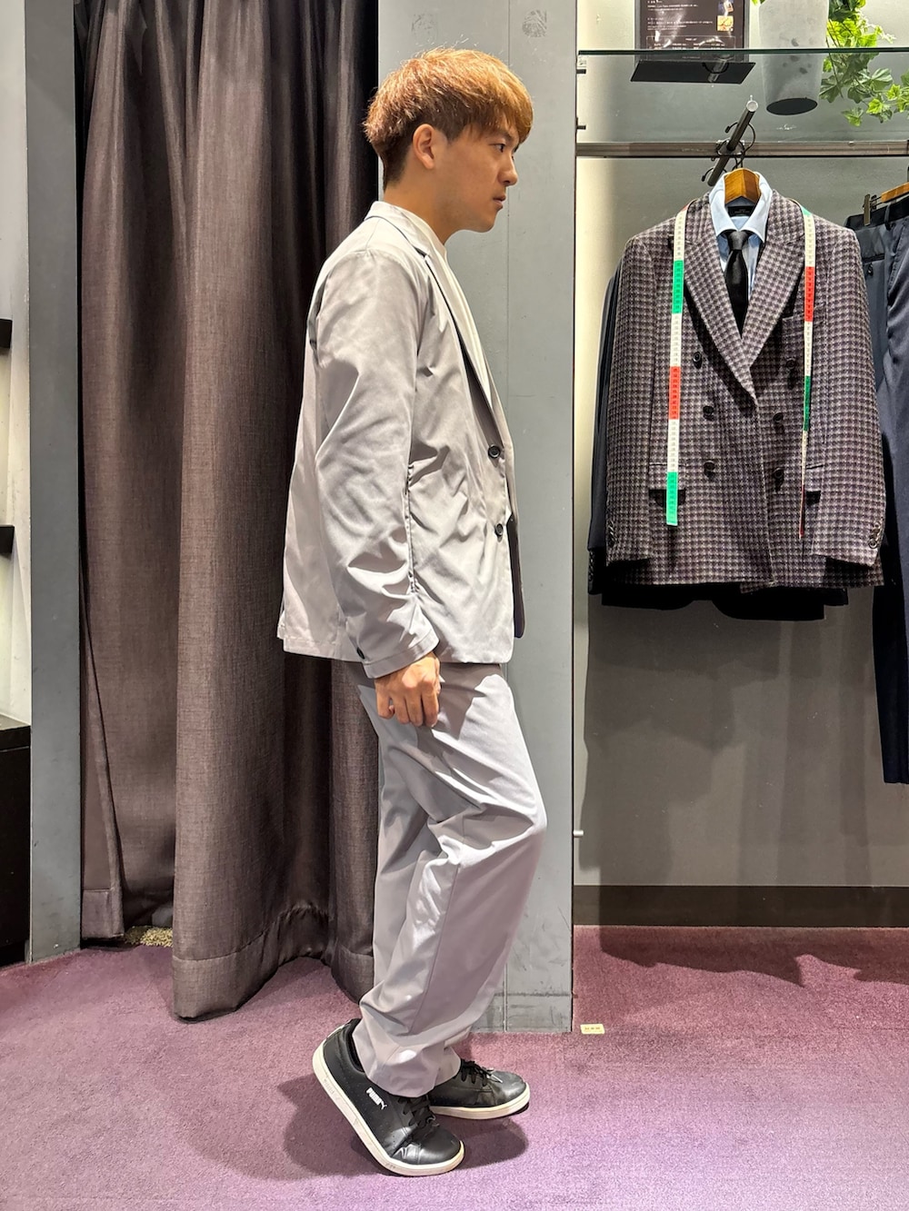 グレー系のセットアップ、ホワイト系のTシャツ/カットソー、グレー系のその他パンツを着用したメンズの秋コーディネートの3枚目の写真