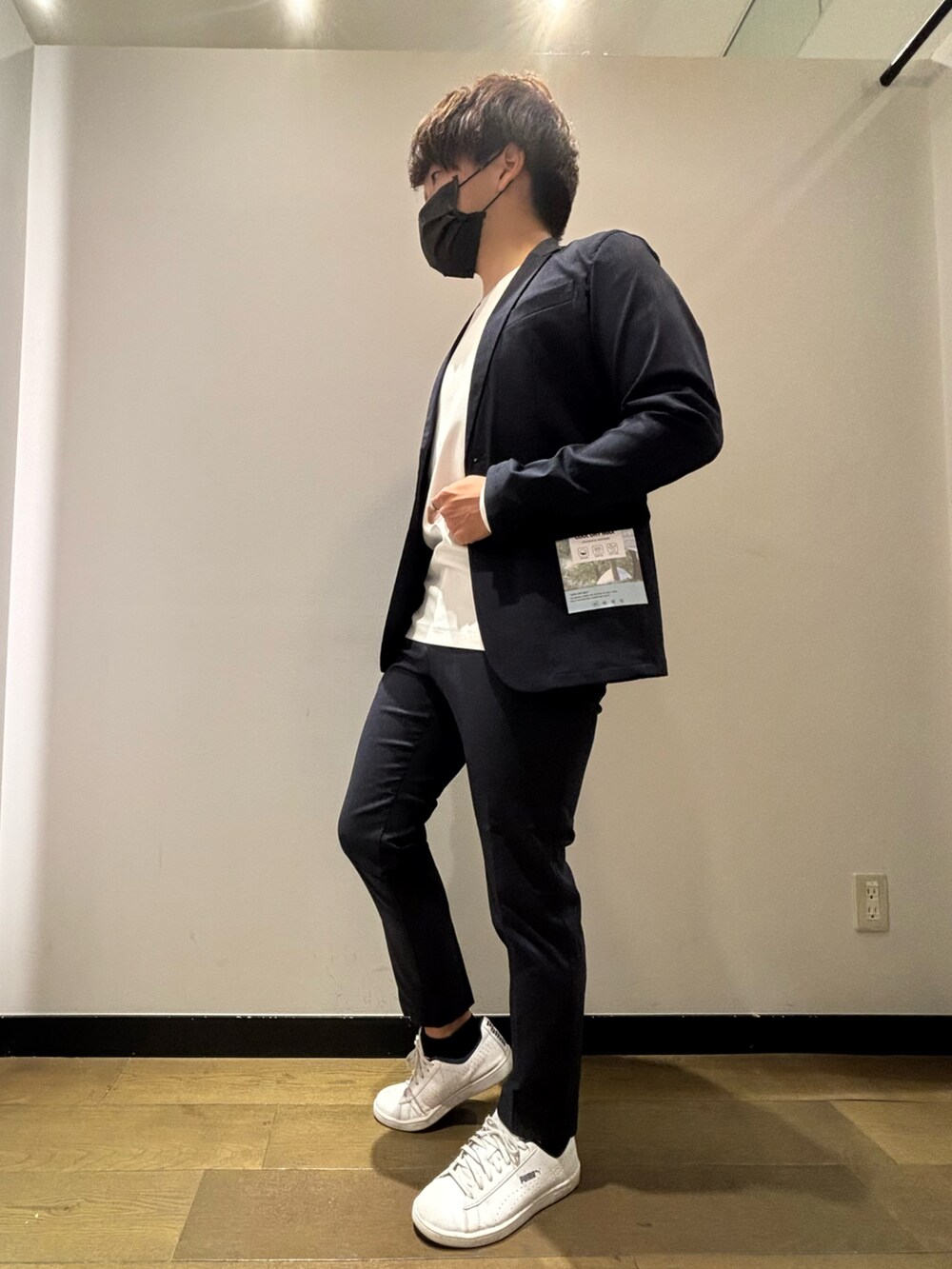 「春、春コーデ、セットアップ、ジャケット、Tシャツ、スラックス、イージーパンツ、きれいめカジュアル、キレイめ、オフィスカジュアル、ビジネススタイル、オトナカジュアル、大人カジュアル、大人コーデ、abahouse」｜「ABAHOUSE GRAYの【クルーネック】ポンチ 長袖 Tシャツ（Tシャツ/カットソー、ホワイト系）」を使った、kentaさん（メンズ・165cm）の春コーディネートの3枚目の写真