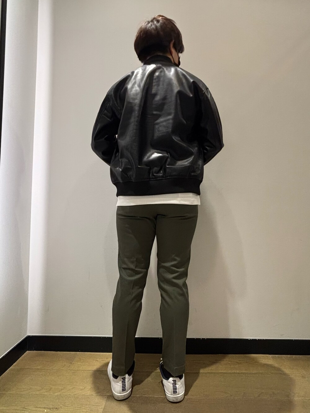 「春コーデ、ブルゾン、Tシャツ、チノパン、イージーパンツ、カジュアル、カジュアルコーデ、オトナカジュアル、大人カジュアル、大人コーデ、お出かけコーデ、休日スタイル、シンプルコーデ、デート、abahouse」｜「AH ABAHOUSEの【AH ABAHOUSE / MA-1型】エコレザー ブルゾン（ライダースジャケット、ブラック系）」を使った、kentaさん（メンズ・165cm）の春コーディネートの2枚目の写真