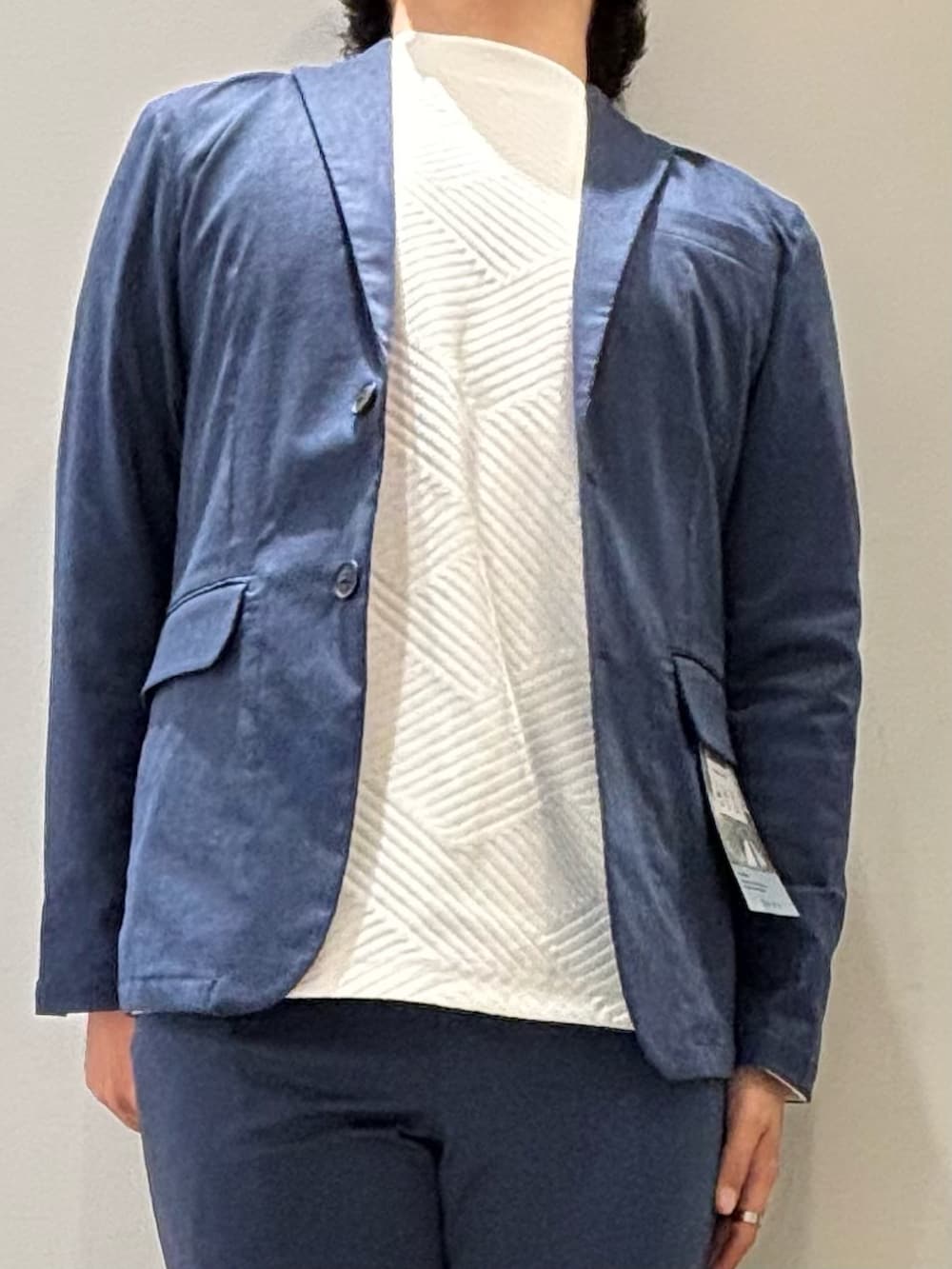 「春コーデ、セットアップ、ジャケット、ジャケットスタイル、Tシャツ、イージーパンツ、スラックス、きれいめカジュアル、キレイめ、オフィスカジュアル、ビジネススタイル、オトナカジュアル、大人カジュアル、大人コーデ、abahouse」｜「ABAHOUSE GRAYのジオメトリックリンクス 長袖Tシャツ（Tシャツ/カットソー、ホワイト系）」を使った、kentaさん（メンズ・165cm）の春コーディネートの4枚目の写真