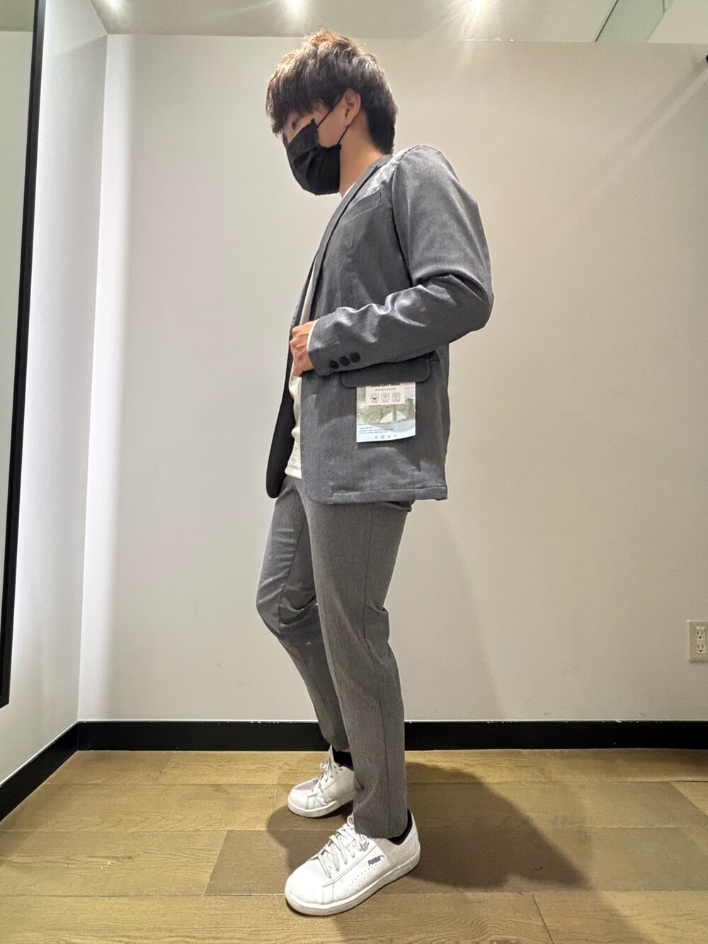 「春コーデ、セットアップ、ジャケット、Tシャツ、イージーパンツ、スラックス、きれいめカジュアル、キレイめ、オフィスカジュアル、カジュアル、カジュアルコーデ、オトナカジュアル、大人カジュアル、シンプルコーデ、abahouse」｜「ABAHOUSE GRAYの【セットアップ対応】COOL DRYMAX ジャケット（テーラードジャケット、グレー系）」を使った、kentaさん（メンズ・165cm）の春コーディネートの3枚目の写真