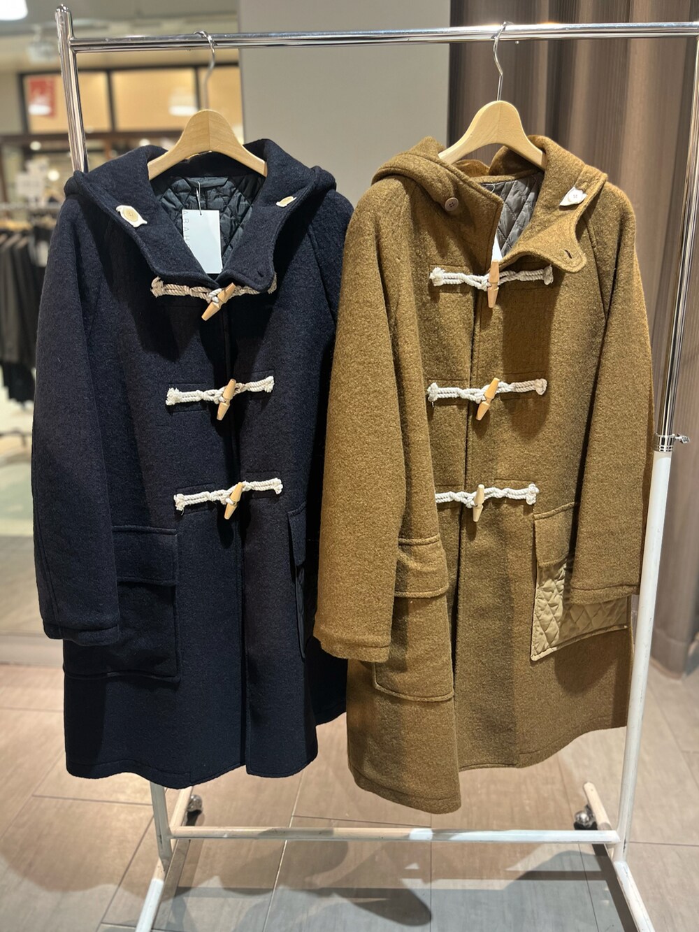 「冬、冬コーデ、私の推しブランド、カジュアル、きれいめカジュアル、キレイめ、ダッフルコート、コート、セットアップ、ジャケット、ネイビー、スラックス、革靴、abahouse、alfredoBANNISTER」｜「ABAHOUSE GRAYの【セットアップ対応】ポンチ ジャケット（テーラードジャケット、ブルー系）」を使った、kentaさん（メンズ・165cm）の冬コーディネートの2枚目の写真